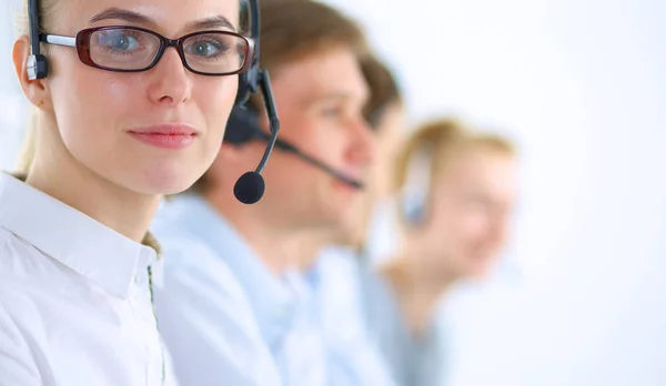 Aantrekkelijke jonge ondernemers en collega 's in een callcenter — Stockfoto