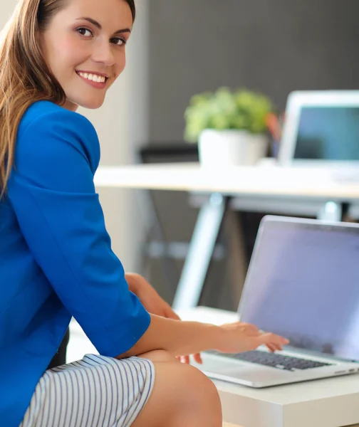 Mujer de negocios sentada en el sofá — Foto de Stock