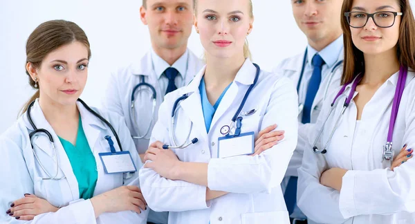 Retrato del grupo de colegas sonrientes del hospital de pie juntos —  Fotos de Stock