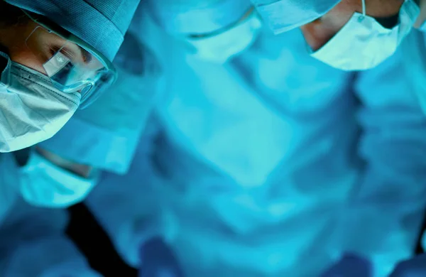 Surgery team in the operating room — Stock Photo, Image