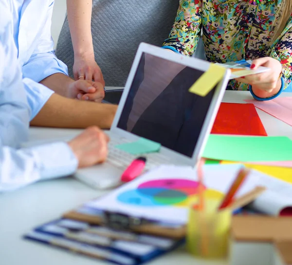 Junge Geschäftsleute arbeiten im Büro an neuem Projekt. — Stockfoto