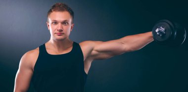 yakışıklı kaslı adam dumbell ile çalışma dışarı