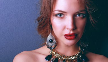 Siyah elbiseli, akşam makyajlı güzel bir kadın.