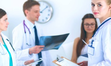Doktor ve cerrah, muayenehanede röntgen analizi yapıyor.