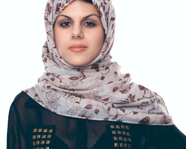 Kırmızı bir başörtüsü giyen genç Asyalı kadın portre