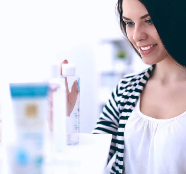 Beautiful young woman in shop — Stock Photo, Image