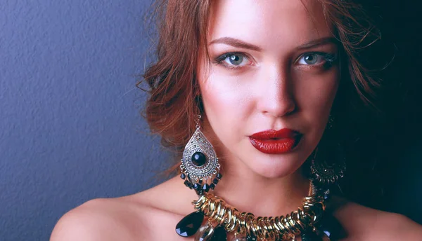 Siyah elbiseli, akşam makyajlı güzel bir kadın.