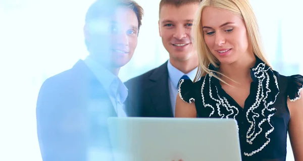 Geschäftsfrau steht mit ihren Mitarbeitern im Hintergrund im modernen Büro — Stockfoto