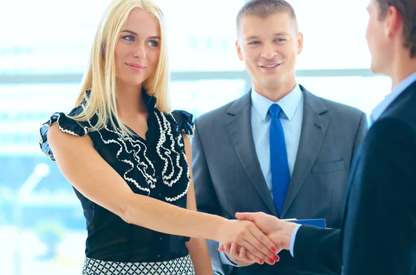 Gente de negocios dándose la mano después de reunirse —  Fotos de Stock