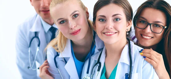 Portret grupy uśmiechniętych kolegów ze szpitala stojących razem — Zdjęcie stockowe