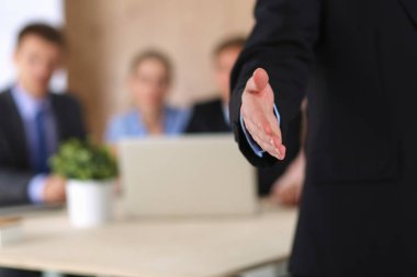 El için el sıkışma veren bir iş adamı closeup