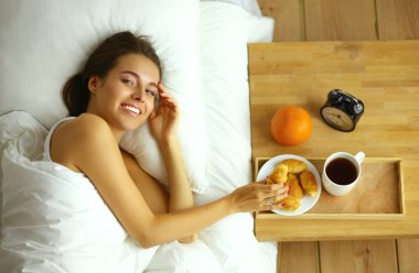 Evde yatakta yatan genç güzel kadın