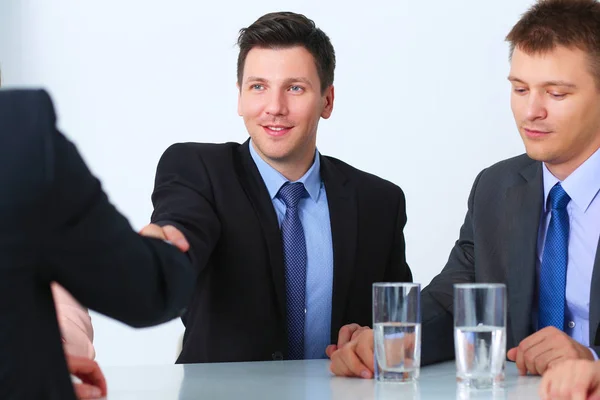 Empresários que se sentam e discutem na reunião, no escritório — Fotografia de Stock