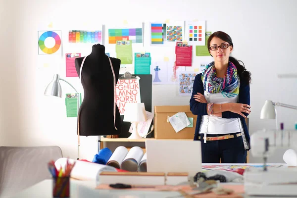 Krásná mladá módní návrhářka stojící ve studiu — Stock fotografie