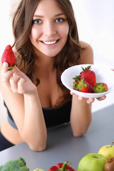 Усміхнена жінка їсть полуницю. Крупним планом жіночий портрет обличчя — стокове фото