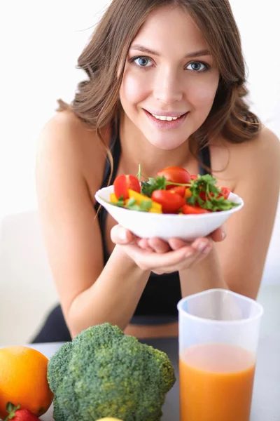 Портрет улыбающейся молодой женщины с вегетарианским овощным салатом — стоковое фото