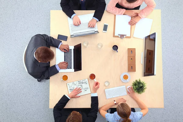 Les gens d'affaires assis et discutant à la réunion, au bureau — Photo