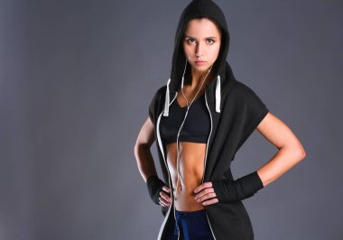 Spor giyim siyah arka plan karşı poz kas genç kadın