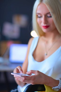 Kadın tasarımcı ofis cep telefonu kullanma