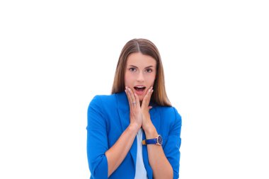 kendinden emin, genç bir kadın ayakta beyaz zemin üzerine izole portresi