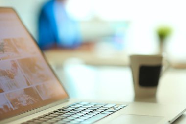 Ofis işyeri dizüstü bilgisayar ile ve ahşap masa