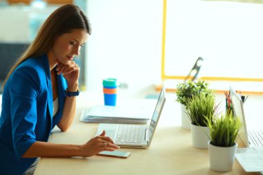 Masada dizüstü bilgisayarı olan kadın.