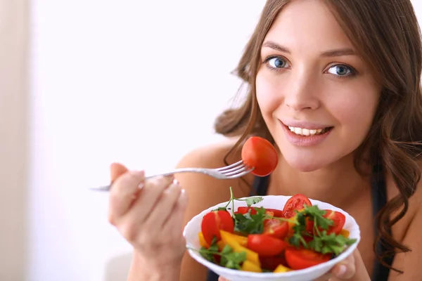 Porträtt av leende ung kvinna med vegetarisk grönsakssallad — Stockfoto