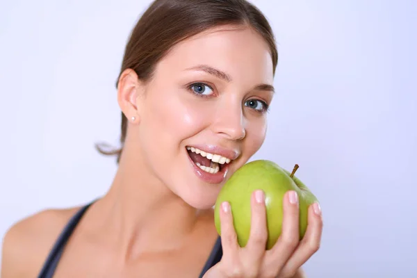 Felice giovane donna mangiare mele, isolato su sfondo bianco — Foto Stock