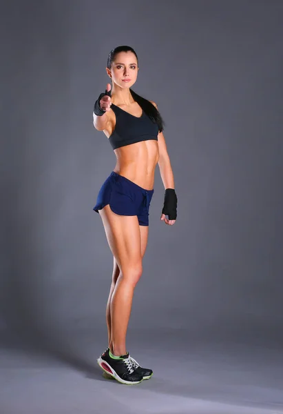 Retrato de una mujer de fitness feliz mostrando signo de ok — Foto de Stock