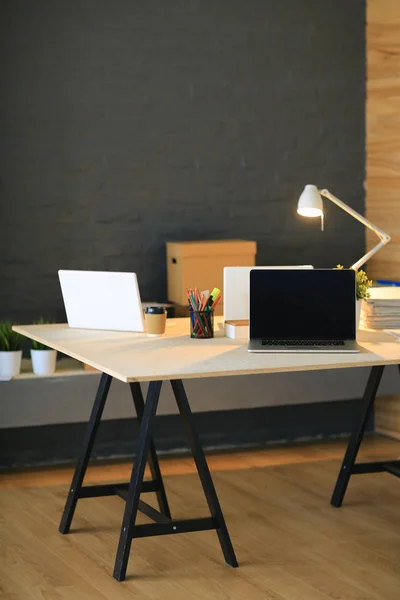 Escritório local de trabalho com laptop e mesa de madeira — Fotografia de Stock