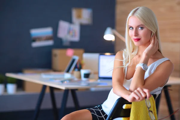 Modeontwerpers werken in studio zittend op het bureau — Stockfoto