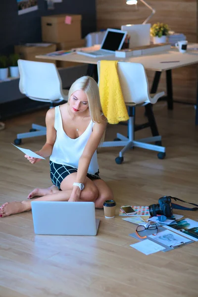 Mode-ontwerpers werken in studio zittend op de vloer — Stockfoto