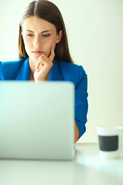 Frau sitzt mit Laptop am Schreibtisch — Stockfoto