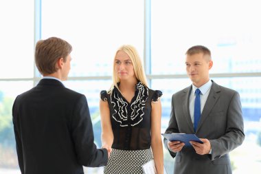 Ofiste toplantı sonrasında el sıkışan iş adamları