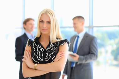 İş kadını ofiste ön planda duran