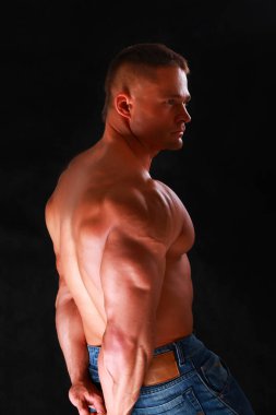 sağlıklı, kaslı, genç adam. siyah arka plan üzerine izole
