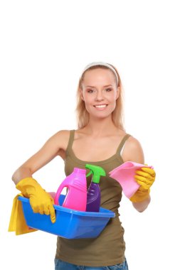 Neşeli kadın bir şeyleri perçin ve spreyle temizliyor..