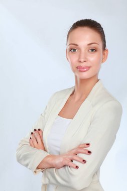 Beyaz arka plan üzerinde duran genç kadın