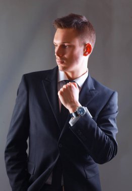 iş takım elbiseli bir genç yönetici portresi