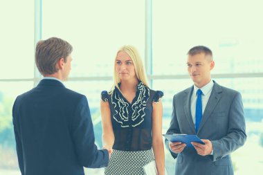 Ofiste toplantı sonrasında el sıkışan iş adamları