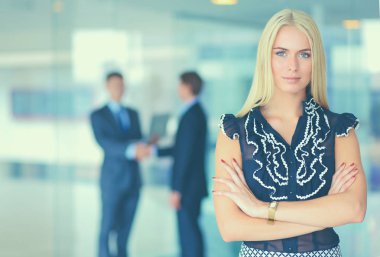 İş kadını ofiste ön planda duran