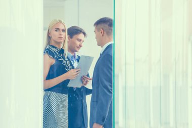 Bir klasörde elleri ile ön planda duran iş kadın