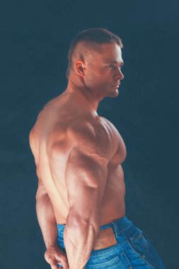 sağlıklı, kaslı, genç adam. siyah arka plan üzerine izole