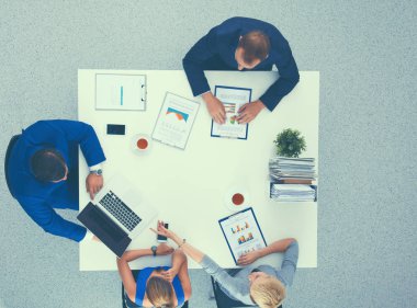 İş adamları toplantıda, ofiste oturup tartışıyorlar..