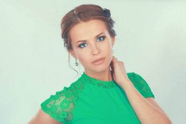 Beyaz arka plan üzerinde duran genç kadın