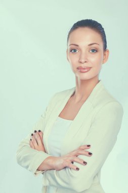 Beyaz arka plan üzerinde duran genç kadın