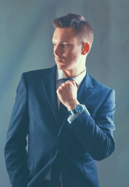 iş takım elbiseli bir genç yönetici portresi