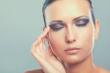 Güzel kadın koyu arka plan üzerinde izole portresi