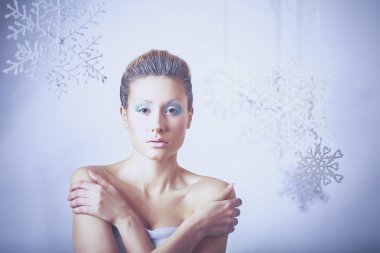 gri arka plan üzerinde izole, güzel bir kadın portresi