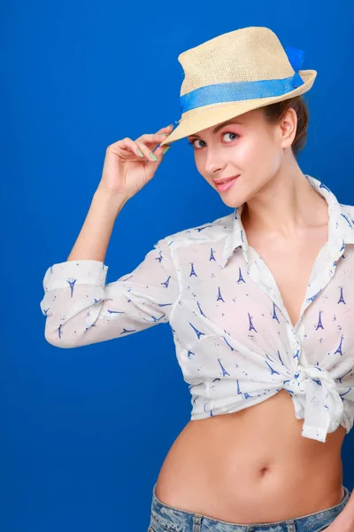 Ritratto di bella donna in occhiali da sole e cappello su sfondo blu colorato — Foto Stock